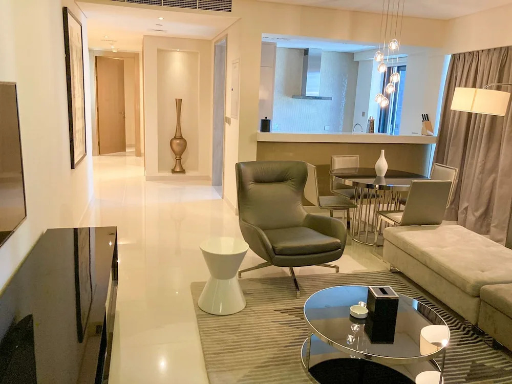 Stunning Fully Furnished 2 Bedroom in Paramount Prime Location Business bay