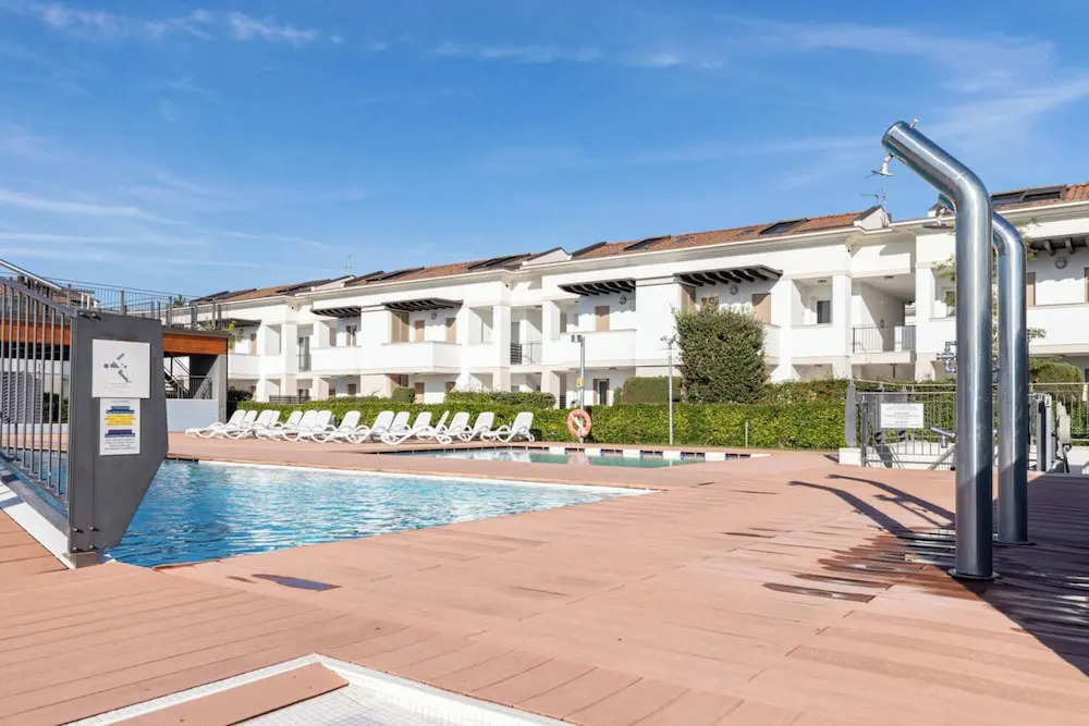 Welcoming Flat With Swimming Pool and Solarium
