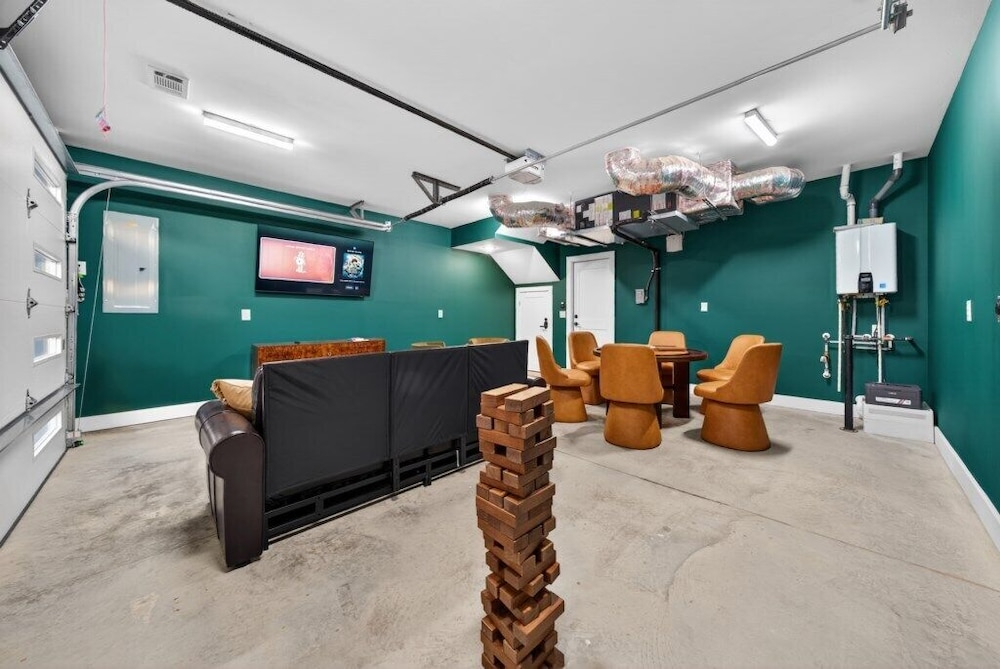 4BR Twilight Lane with Pool and Hot Tub