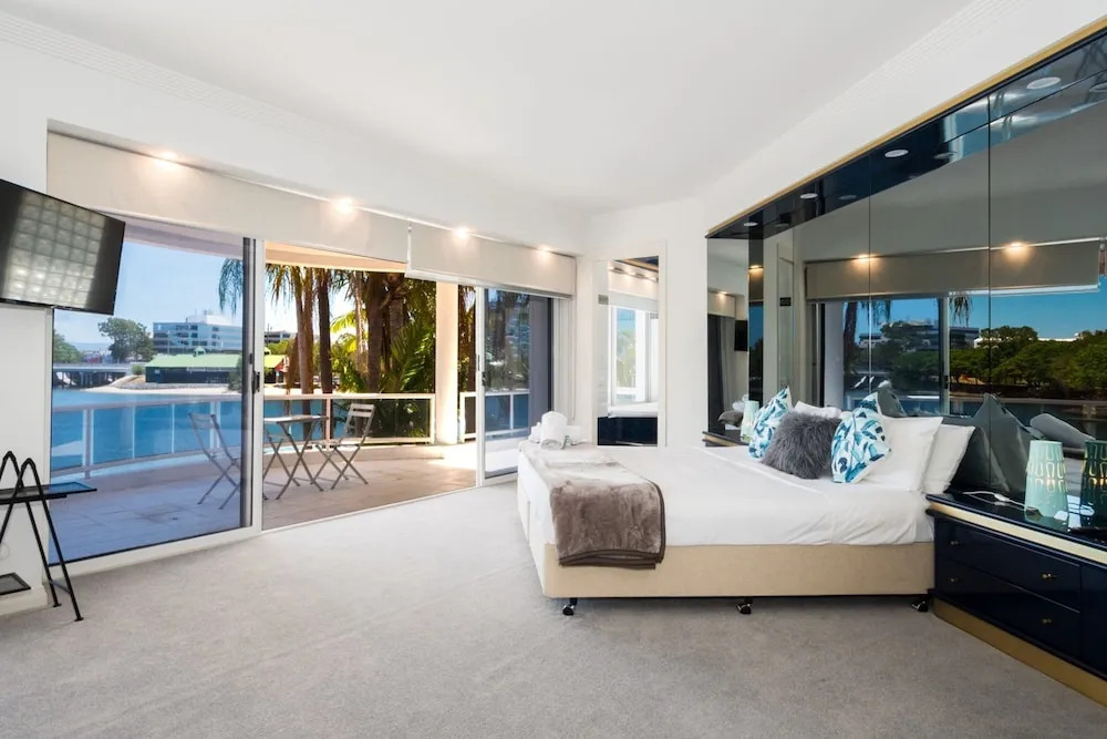 Edgewater on Chevron Waterfront 5 Bedroom Deluxe House Central Surfers