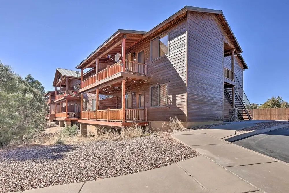 Near Lake & Trails: Show Low Condo w/ Grill!