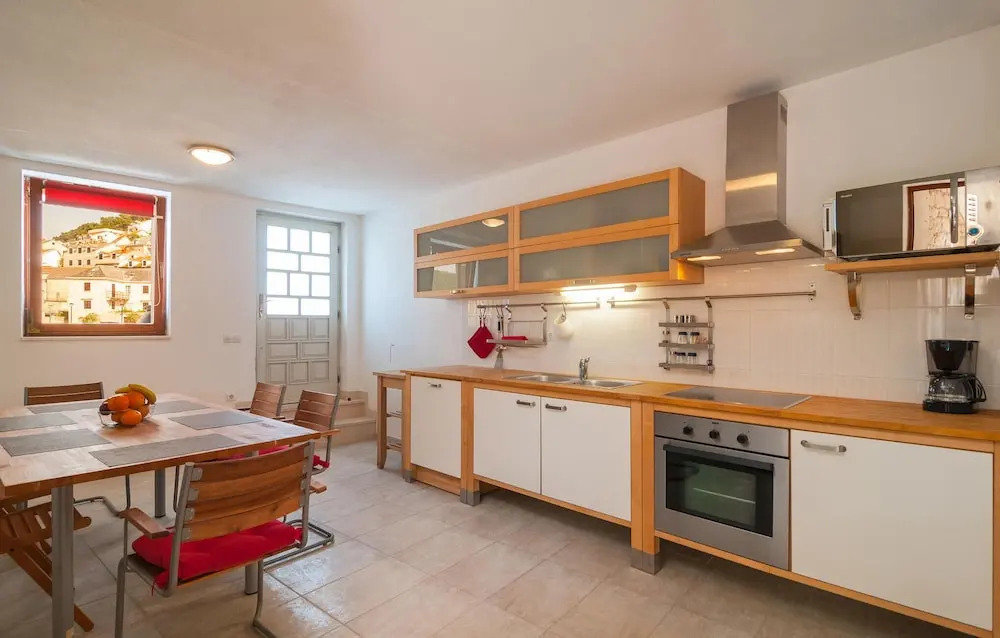 Nice Home in Pucisca With 2 Bedrooms and Wifi