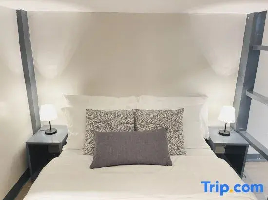 Easy Access Stay, Minutes from Airport on Main Road