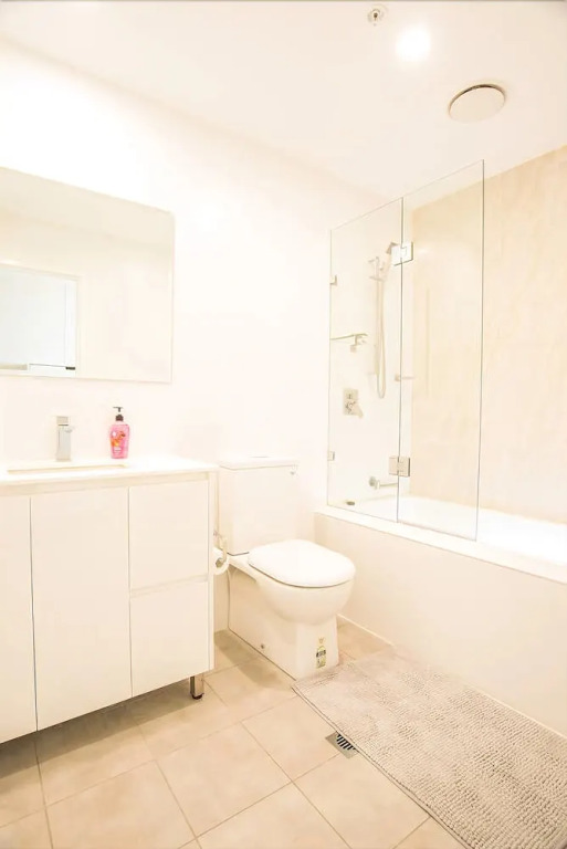 Spacious Central Apartment Walking Distance To Beach
