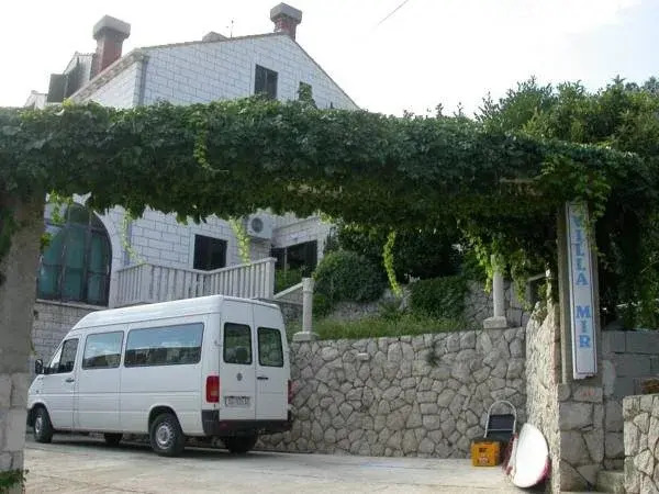 Apartments and Rooms Villa Mir