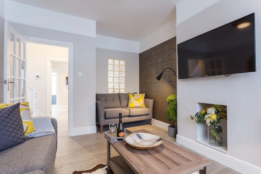 Stylish Town Centre House - 300Mbps, Parking & Sunny Decking