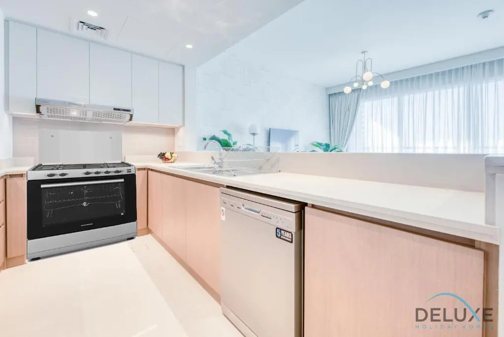 Radiant 3BR With Assistant Room at Harbour Views Tower 1 by Deluxe Holiday Homes