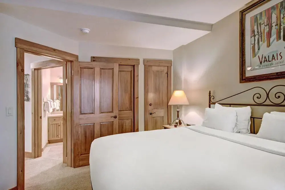 Ski-in 1br  Steps To Gondola + Main St, Sleeps 4 1 Bedroom Condo by RedAwning