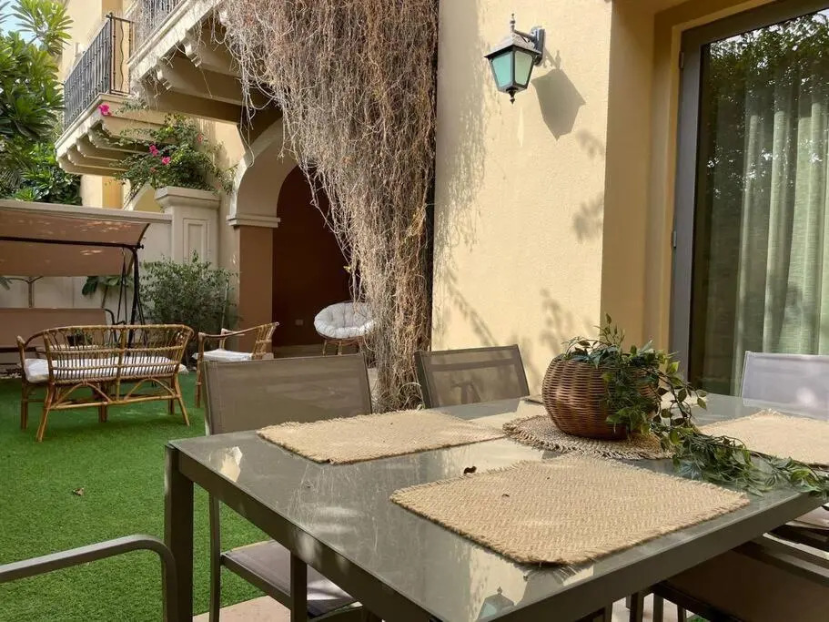 Cheerful 4-bedroom Villa With Shared Pool