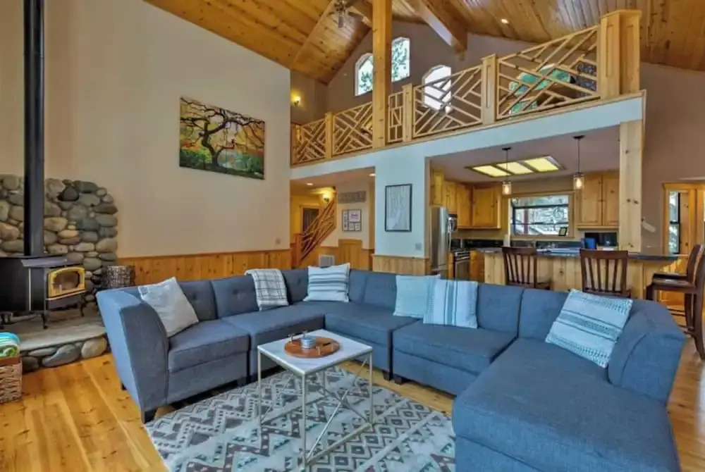Black Bear by Avantstay Spacious Viking Lodge in Tahoe Donner w/ Game Room & Hot Tub!