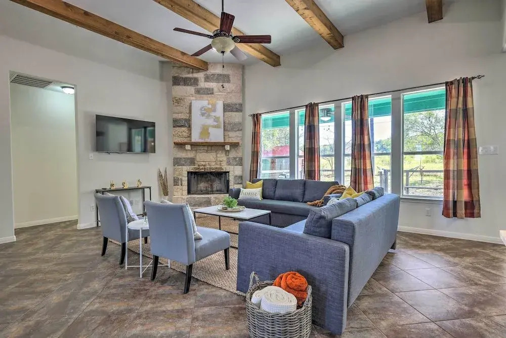Gorgeous Luxury Home With Hot Tub Just 3 Miles to Dtwn