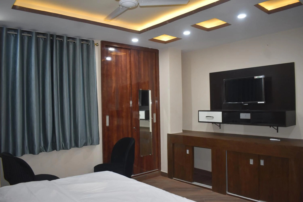 Hotel Violett Doors