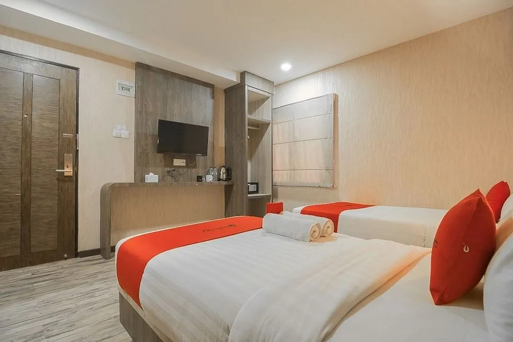 RedDoorz Plus near Mall Nagoya Hill Batam 3