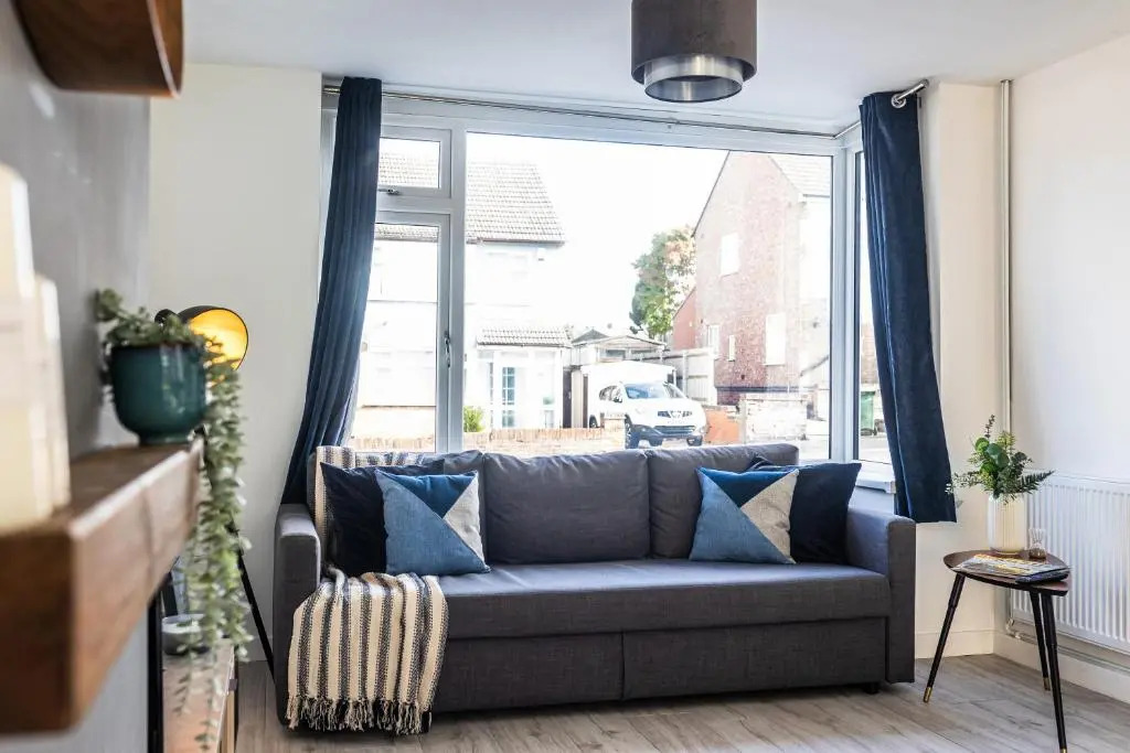 Modern 3-Bed House with Parking - Sleeps 7!