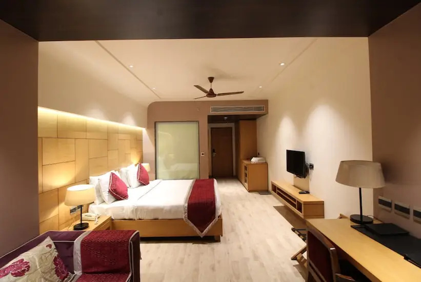 Hotel Charan Plaza