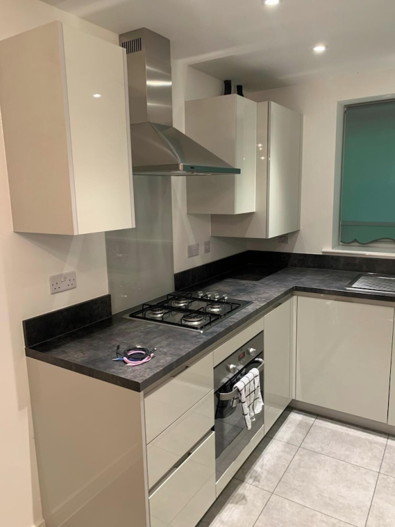 House- Sleeps 6 & Free Parking