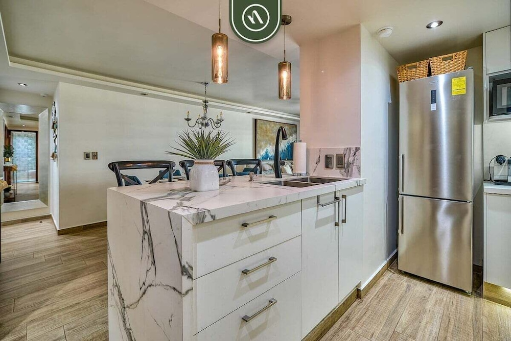3BR Condo With Private Balcony - Pool - Marina`