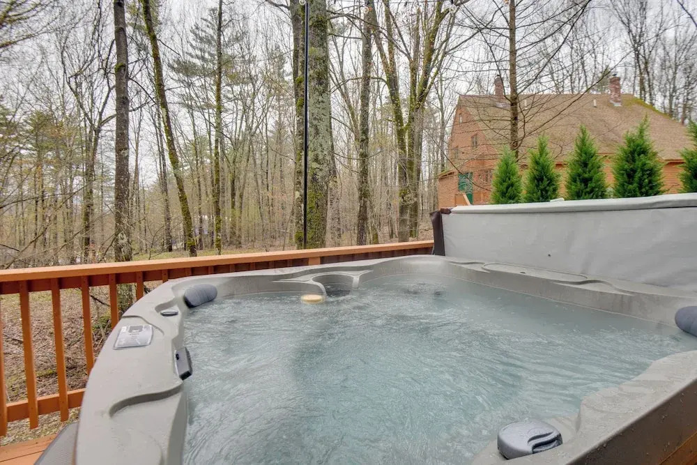 Private Hot Tub & Deck: North Conway Retreat