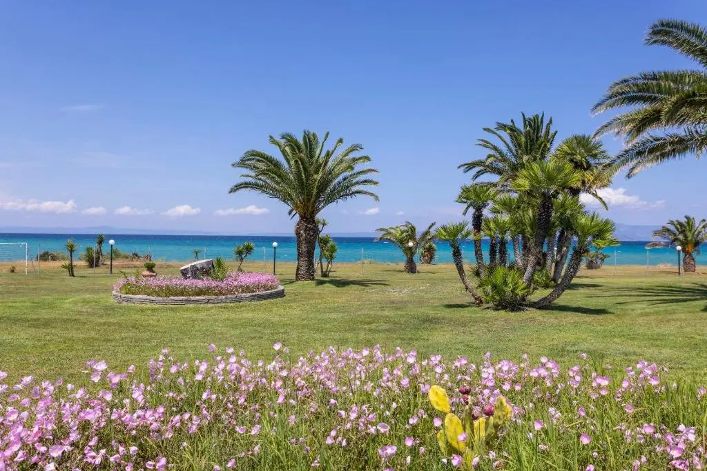 Villa Beachfront Kiss - 4bdrms, Tennis Court, Pool, BBQ, Beachfront
