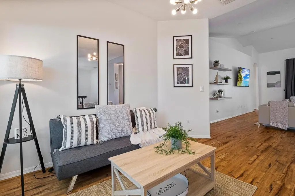 WHISPERING PALM Newly renovated cozy fenced in pool home - sleeps 8