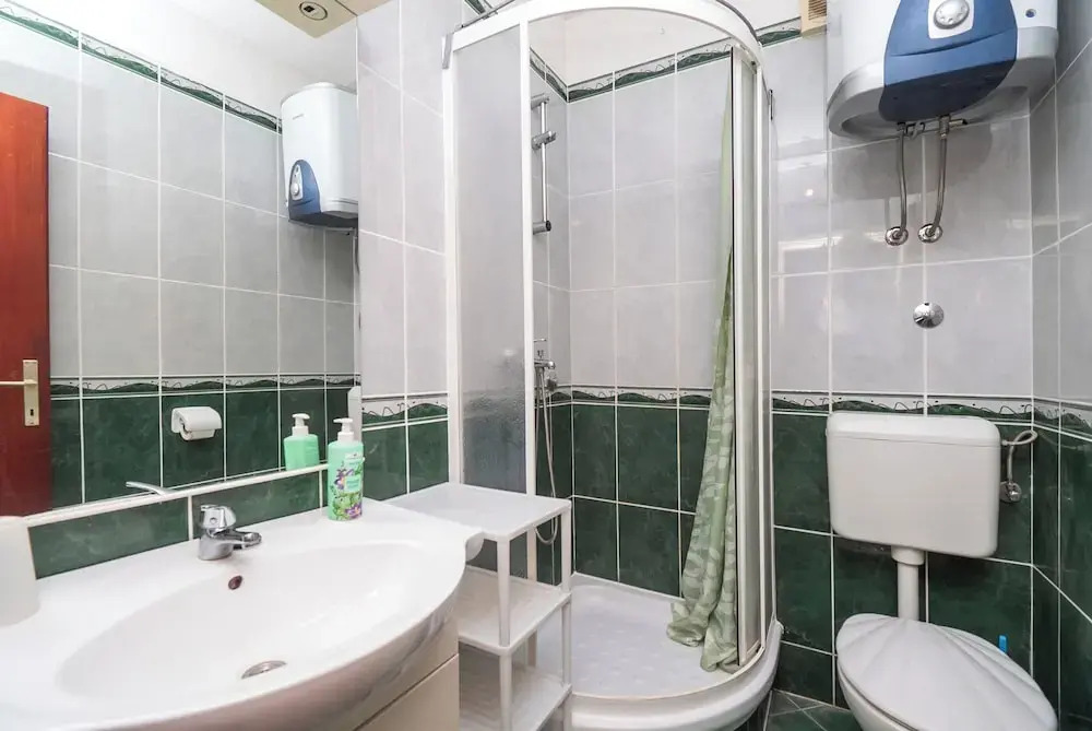 Apartment and Rooms Radojka