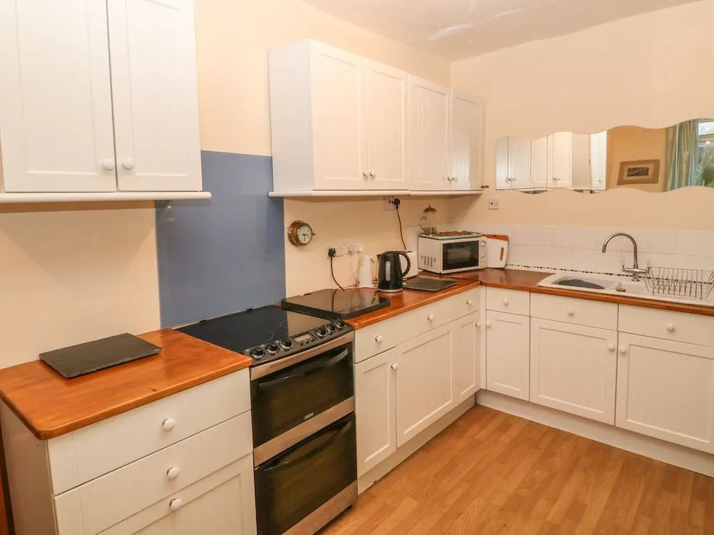 38 Plas Darien. Peredur Suite