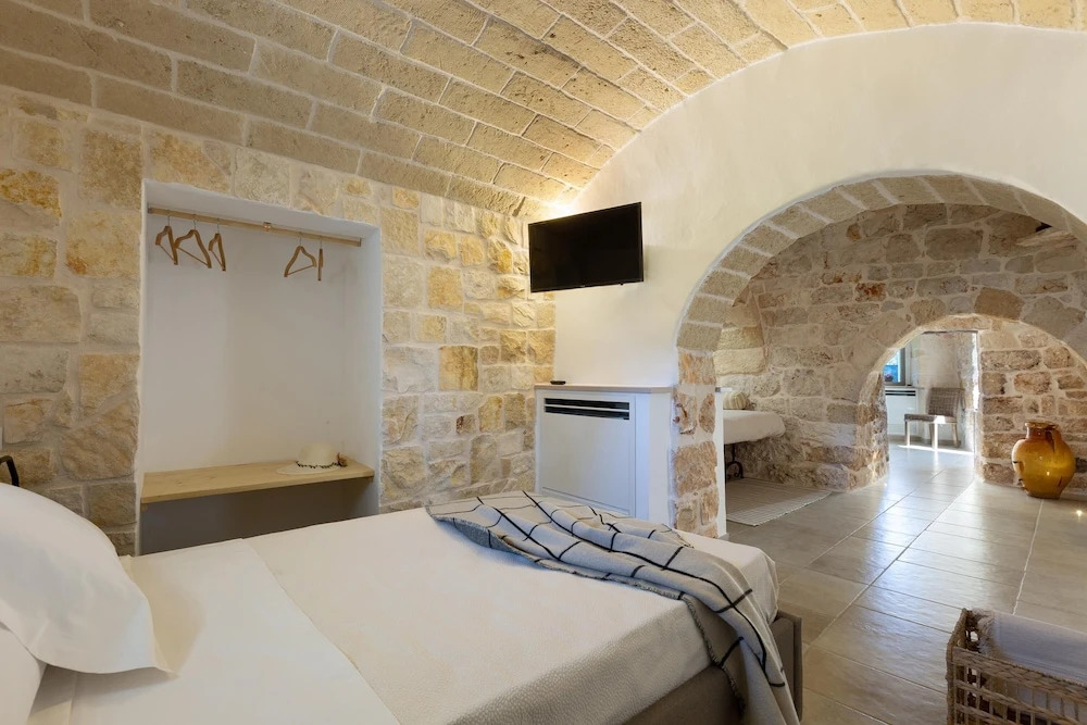 2220 Trulli Biancapetra by Perle di Puglia