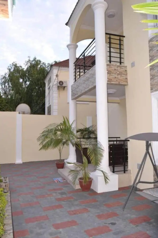 4bed Villa Sleeps 8 - Wifi, Parking, Garden