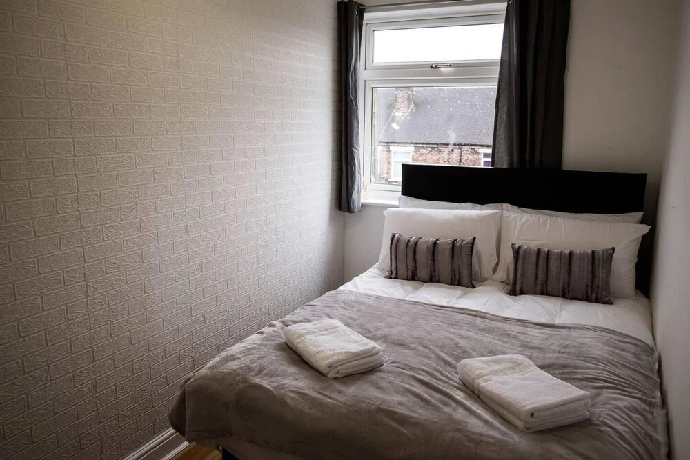 4 Bed House, Sleeps 9, Free Parking