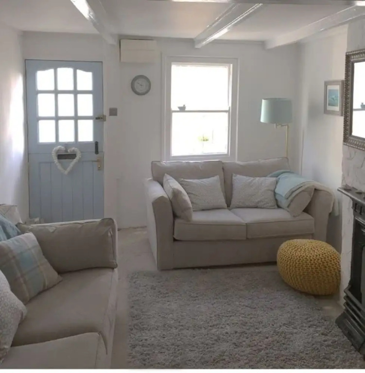 3 Bedroom House Near Town & Beaches. Quiet Street