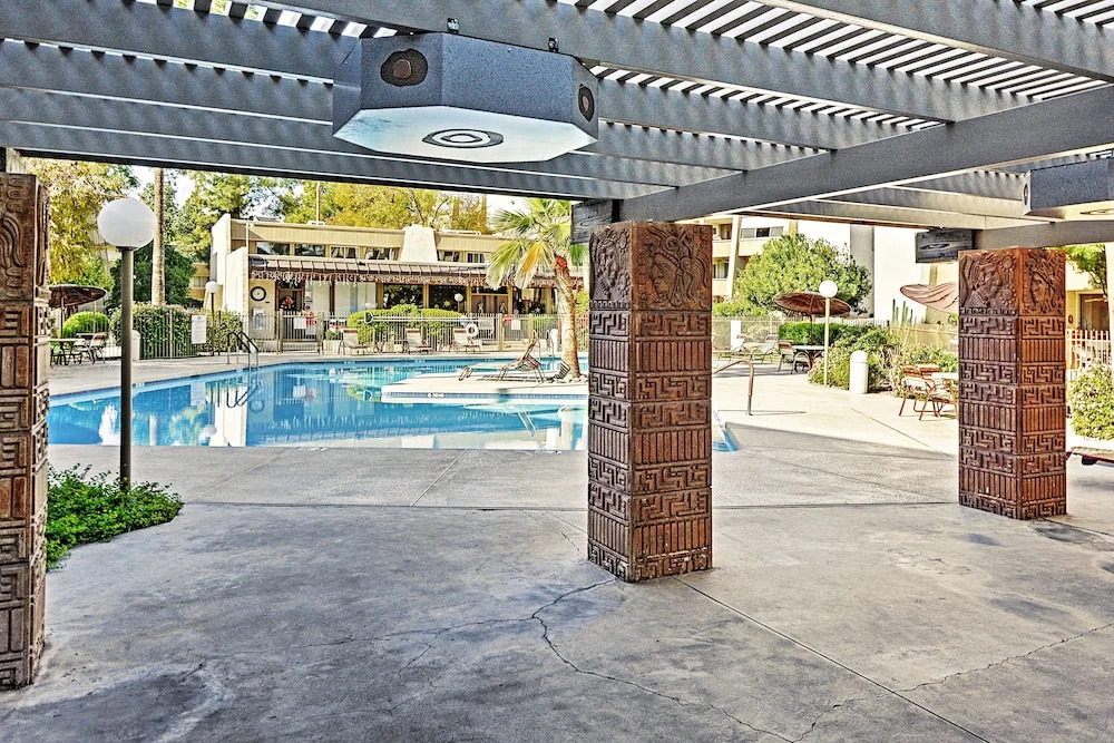 < 1 Mi to Old Town! Couples Haven w/ Pool Access