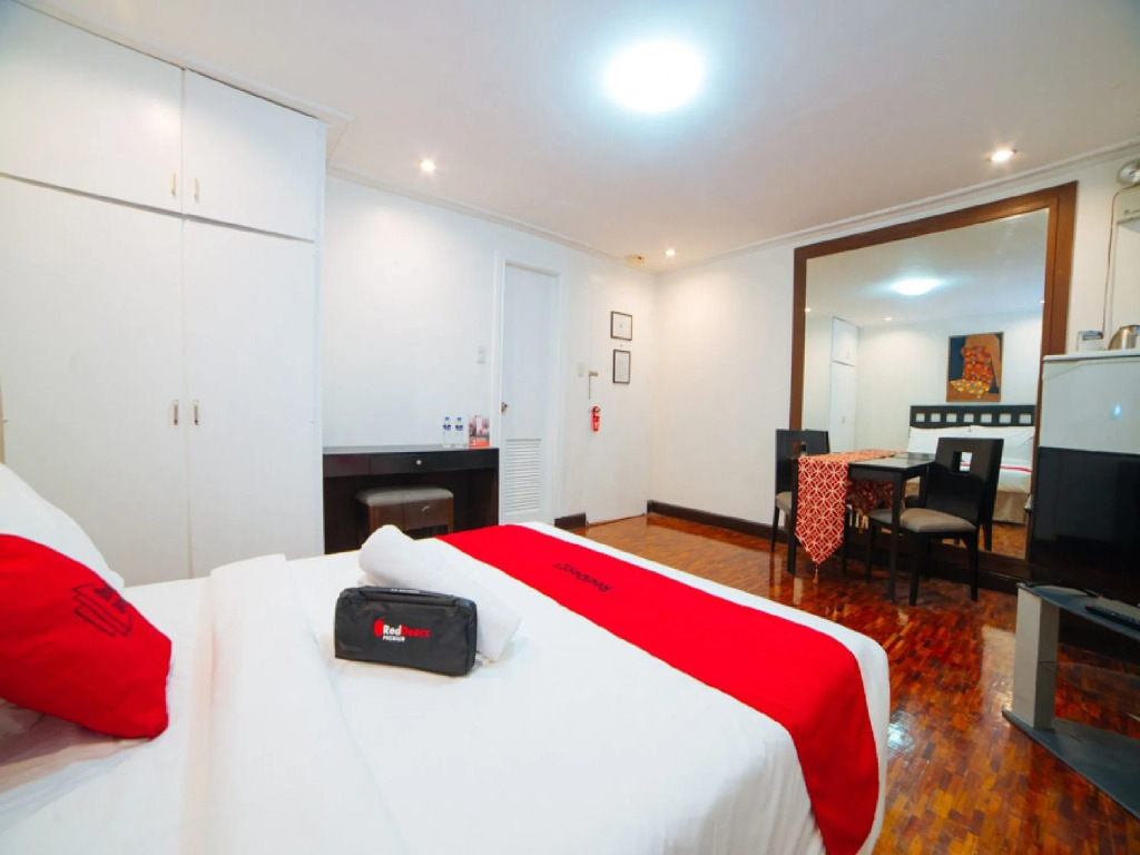 RedDoorz Premium near Greenbelt Makati