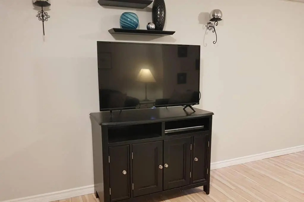 Sarnia Central Six - BIG 6 BR 2 BA - patio and BBQ