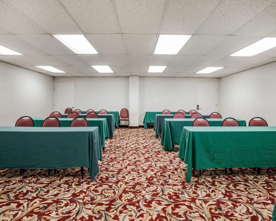 Quality Inn & Suites Des Moines - Merle Hay Road
