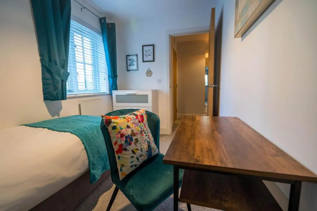 The Chaucer - Modern 3 Bed Home with parking close to city centre