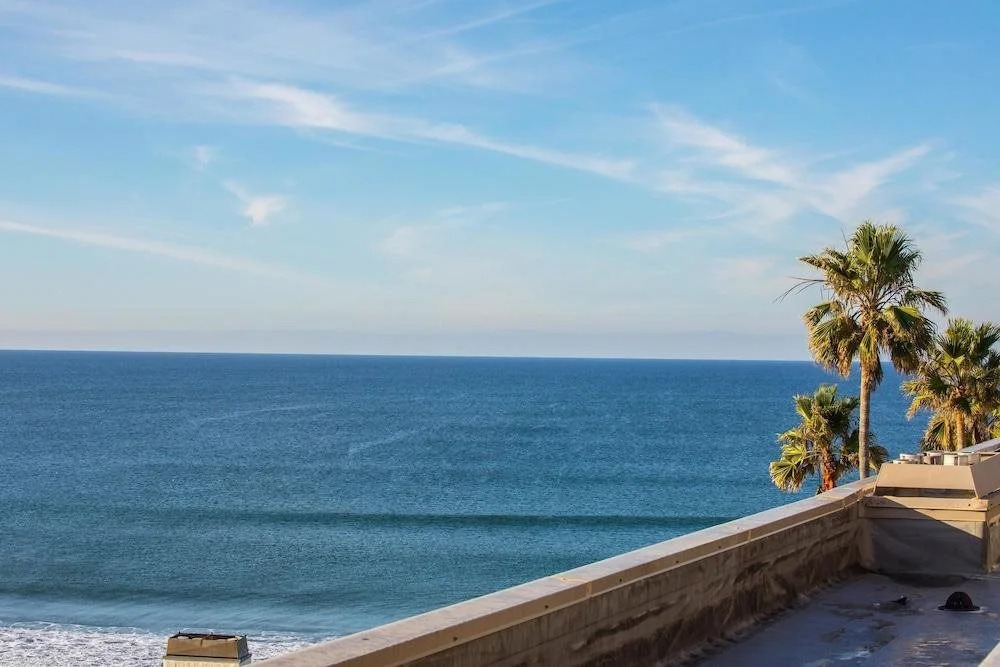 Modern condo with access to pool & hot tub in great location