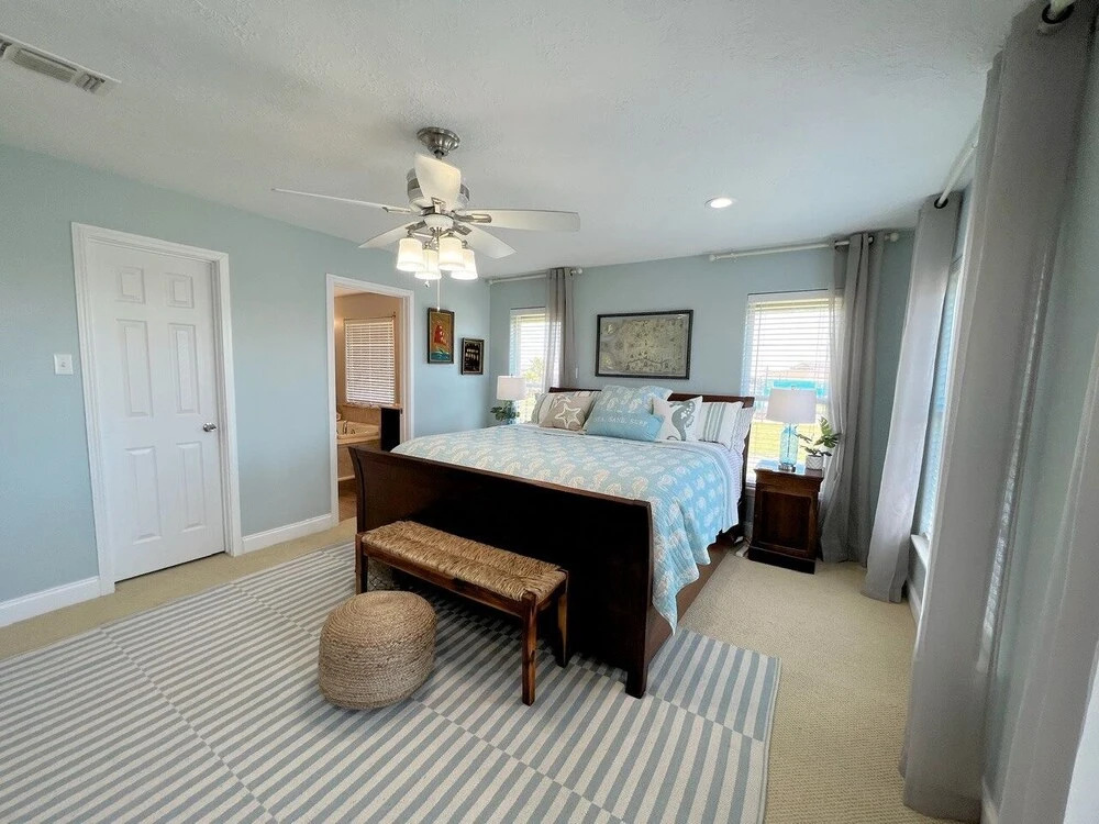 Sea-renity 3 Bedroom Home by Redawning