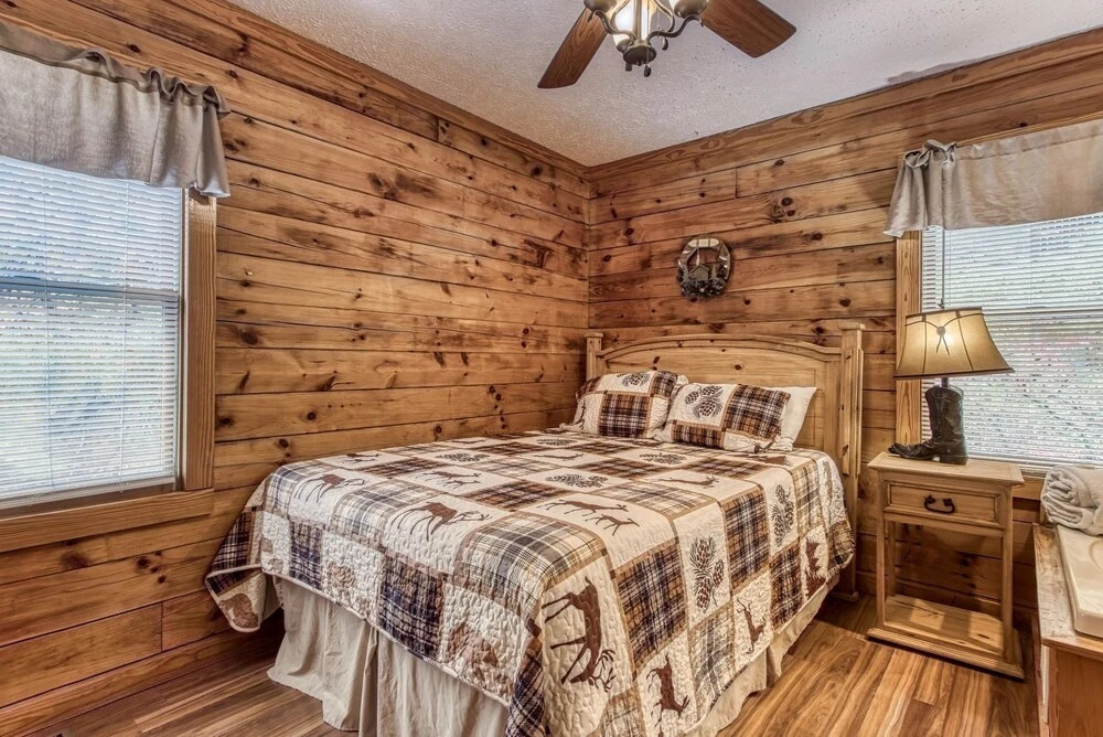 ER13 - Moose Manor Great location - Close to town! cabin