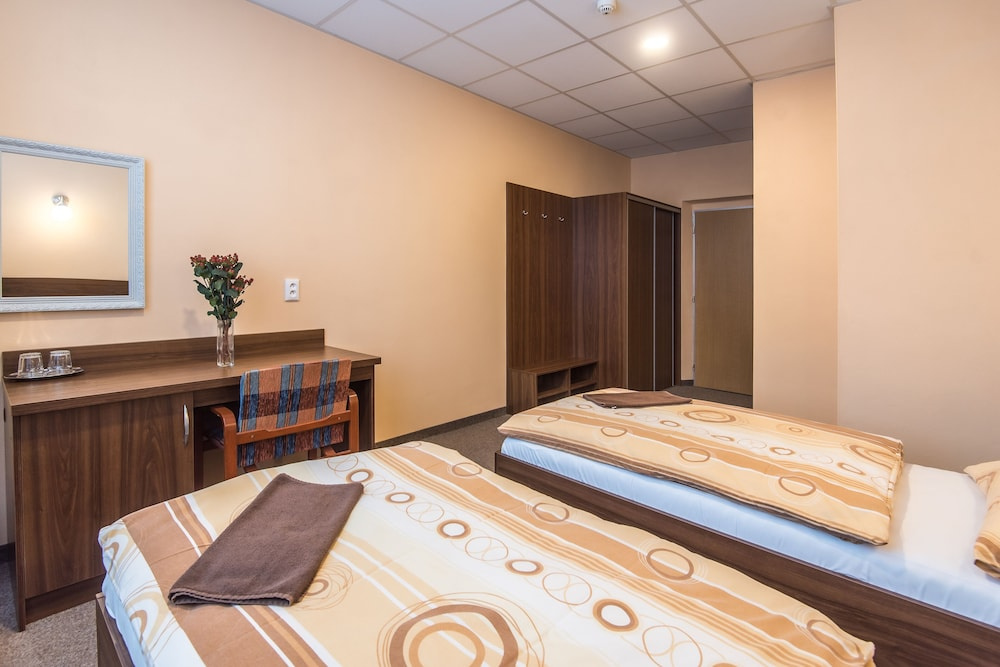 City Hotel B&B, reception 24 7, 800m od-from R1, free parking