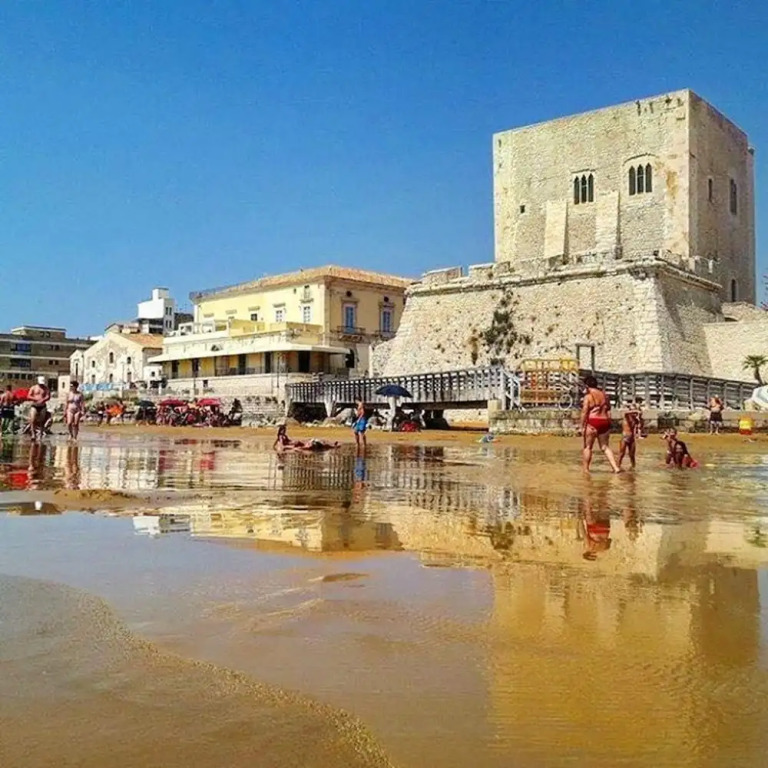 Apartment With one Bedroom in Pozzallo, With Pool Access, Terrace and