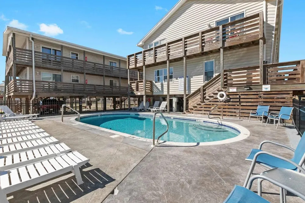 2BR Retreat With Pool Near Beach and The Hangout