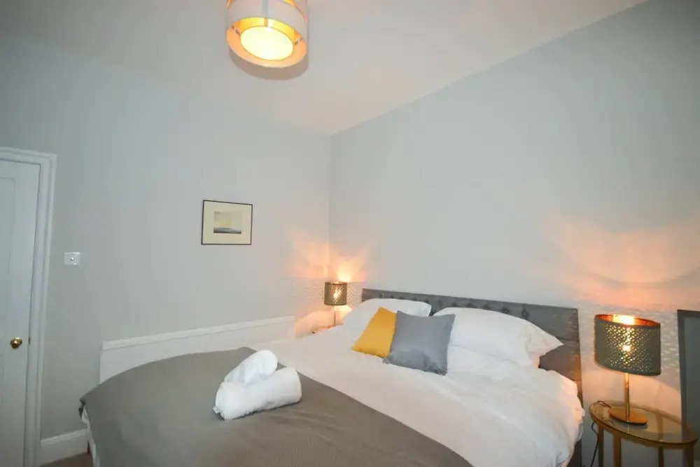 Stylish 3 Bedroom Maisonette Near City Centre