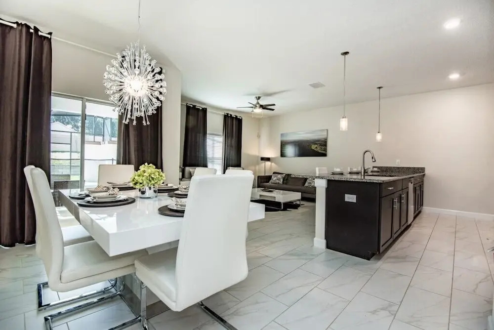 4 Bedroom 3 Bathroom Townhome w Pool