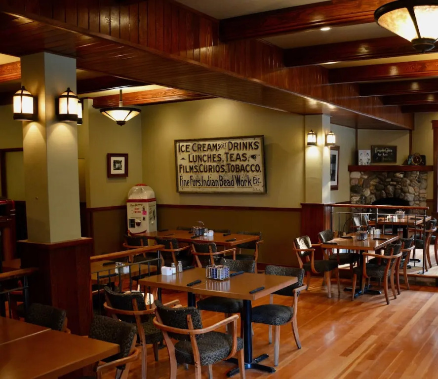 Johnston Canyon Lodge & Bungalows