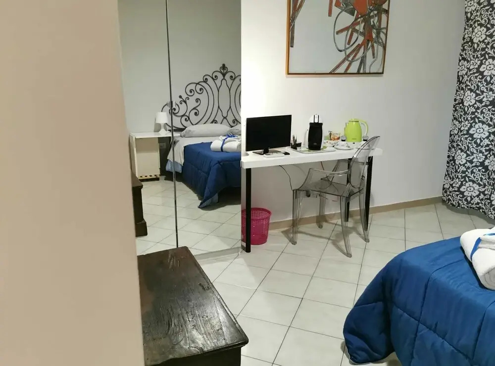 Double Room - Shared Bathroom 4 Min From the Center