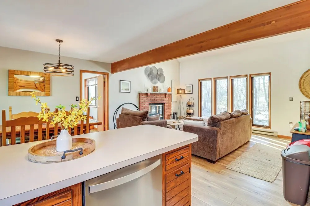 Private Spa, Fire Pit & Deck: Poconos Home!