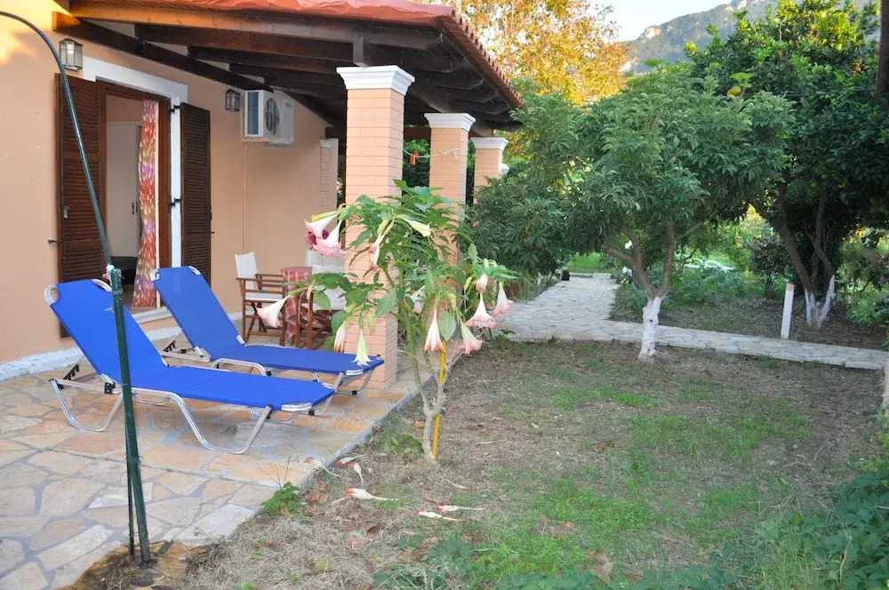 Beachfront holiday Houses Yannis on Agios Gordios beach