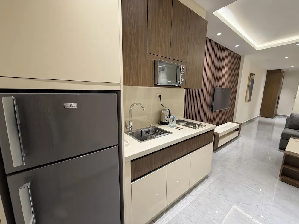 003jre Apartment With Stunning Boulevar