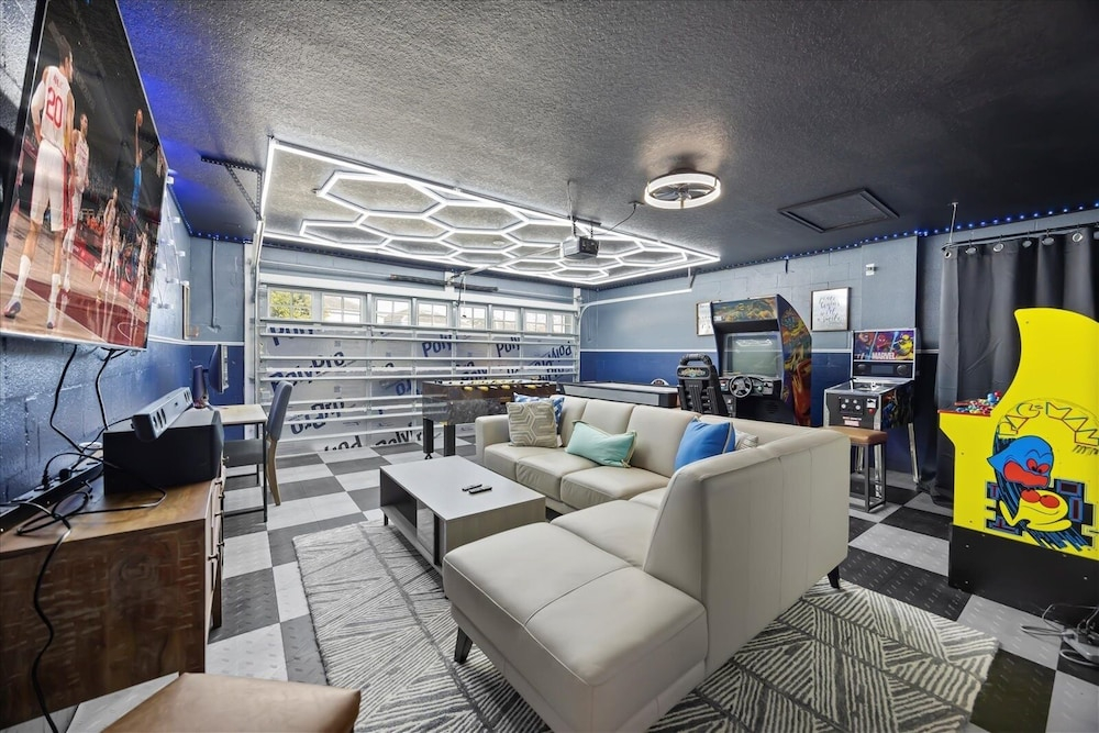 Champions Gate Oasis: Private Pool & Arcade Fun! 6 Bedroom Villa by RedAwning