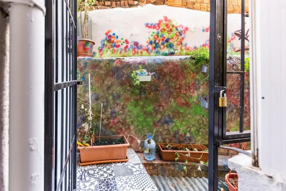 Colorful Flat With Backyard Close to Taksim Square
